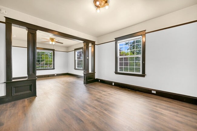 Building Photo - Large Single Family home with Bonus Room!