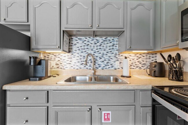 Building Photo - 1118 W Beach Blvd