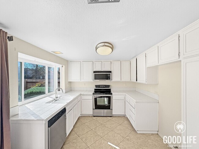 Building Photo - Spacious Rancho Peñasquitos Pool Home with Vaulted Ceilings & Swimming Pool