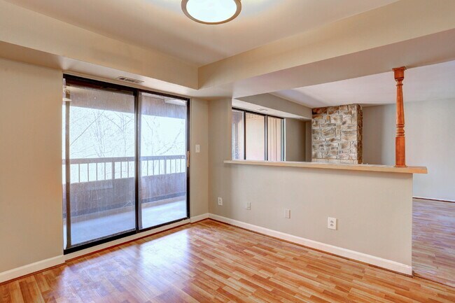 Building Photo - 2BD/1.1BA:  Cozy Columbia Condo