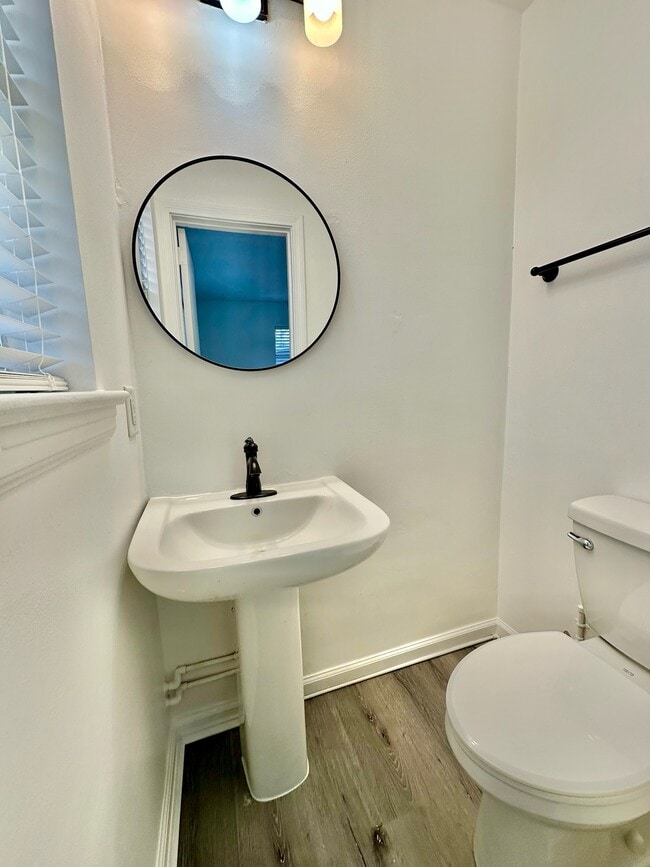 Building Photo - 303 Smith Dr NE