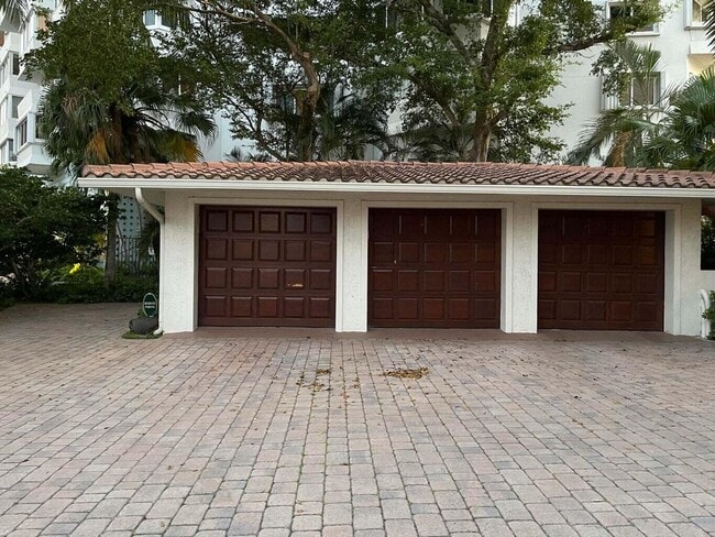 Building Photo - 325 Sunset Dr