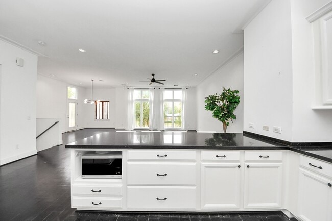 Building Photo - 1014 Montrose Blvd