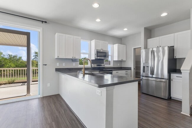 Building Photo - Bright 4-Bedroom Pet-Friendly Golf-Course ...