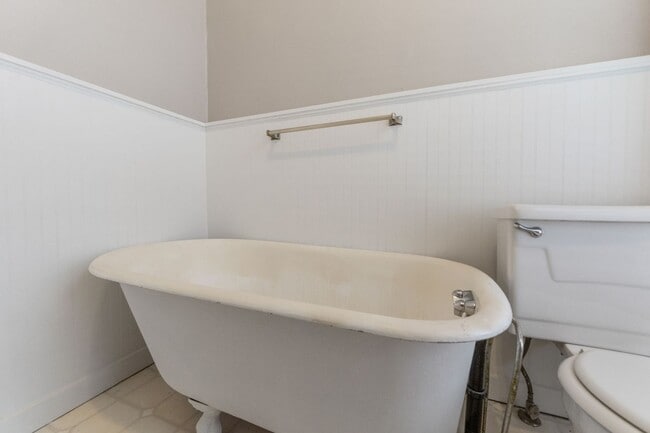 Building Photo - Huge Brick House in Victorian Village/Short North, Beautiful Woodwork 3 Car Garage and Swimming pool