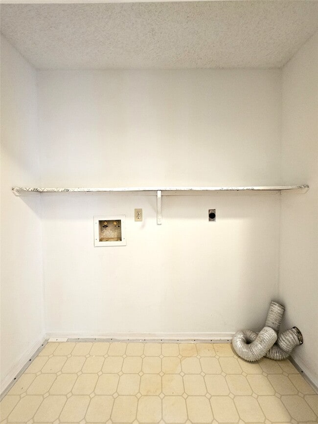 Building Photo - 8622 Quail Burg Ln