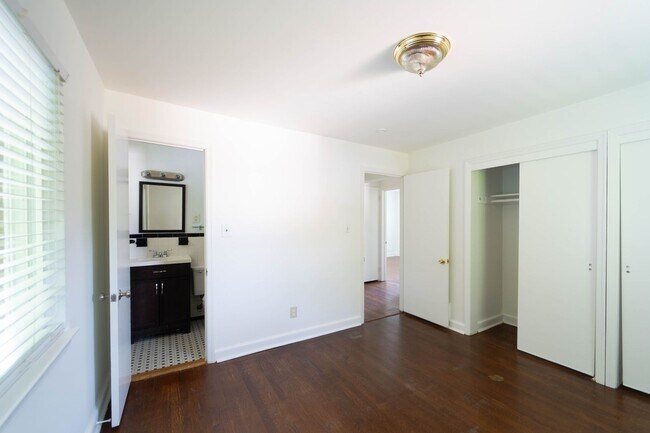 Building Photo - 50's Rambler with 5 BR & 3 BA in One of the Best Locations in Arlington