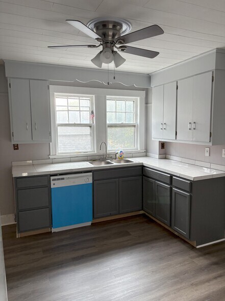 Primary Photo - 21 Loring St