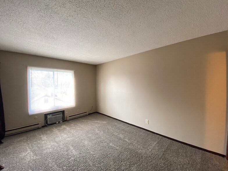 Building Photo - 1653 4th St SE