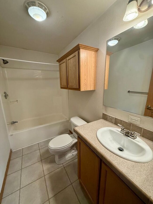 Building Photo - 3 Bed 2 Bath Duplex in Milliken with Overs...