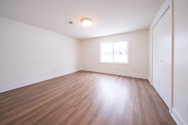 Building Photo - 22925 Oakdale Dr