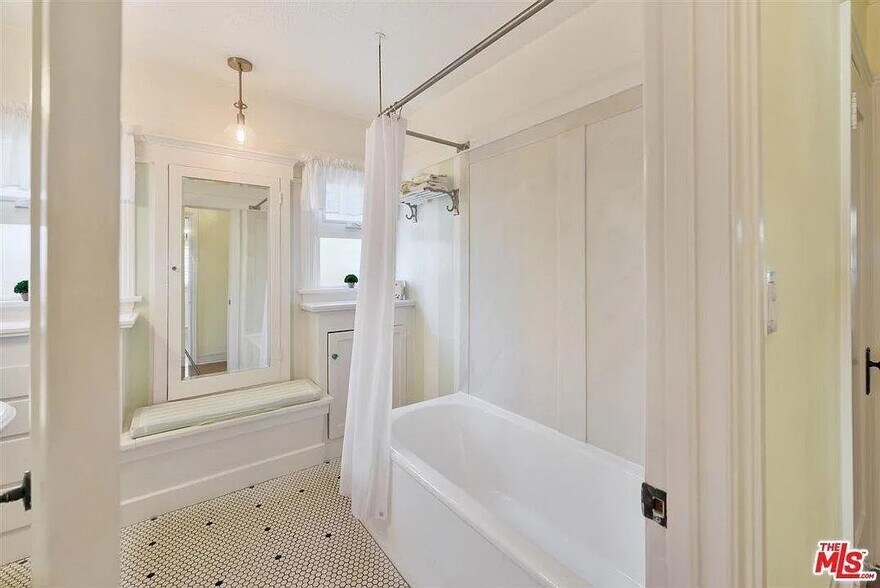 Building Photo - 2110 Overland Ave