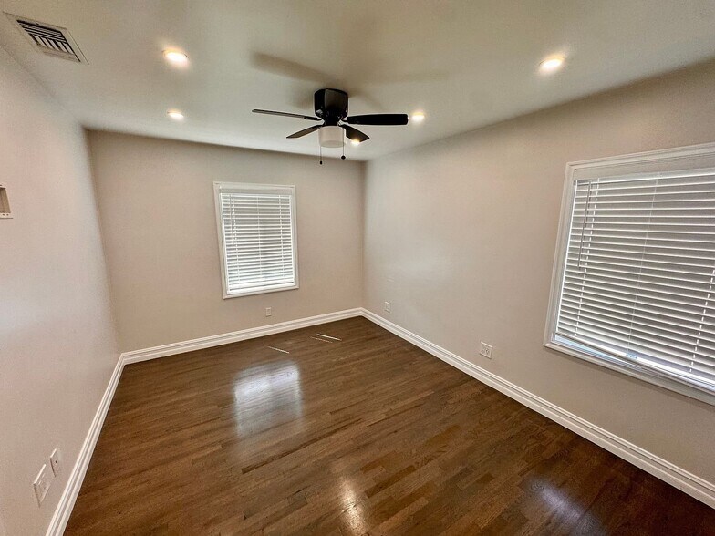 Building Photo - 3442 N Greenbrier Rd