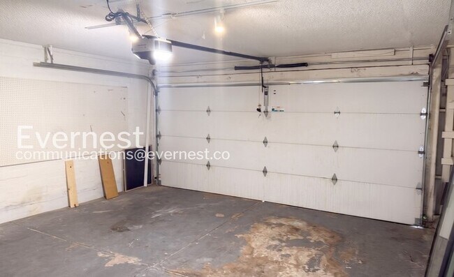 Building Photo - 3Bed/2Bath with Fenced Yard/ Available Now!