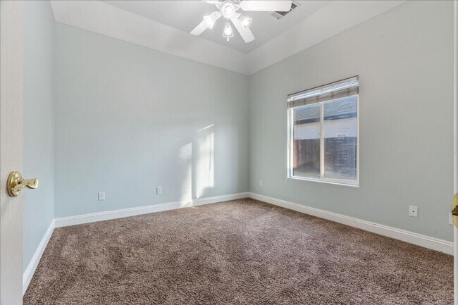 Building Photo - West Bakersfield Custom Home for Rent Available Now!