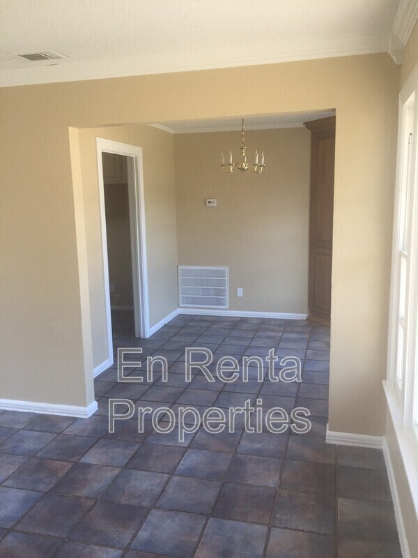 Building Photo - 601 W Beach St