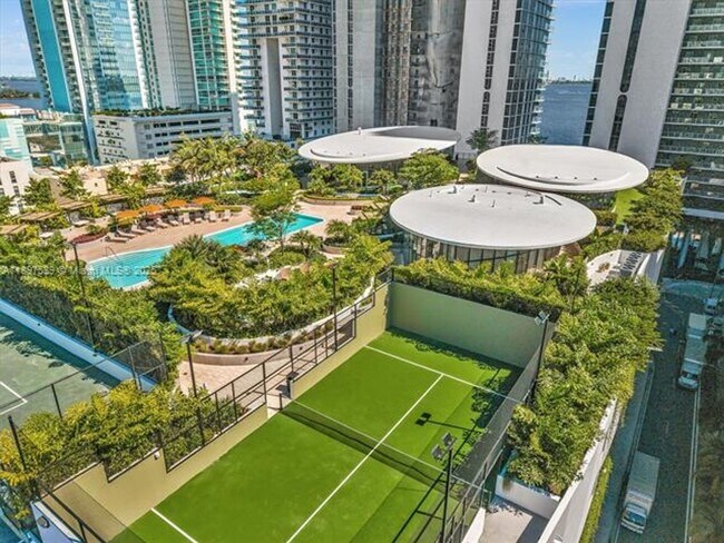 Building Photo - 700 NE 24th St