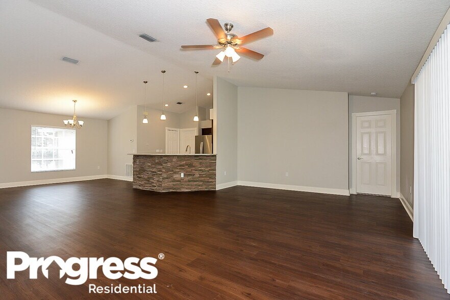 Building Photo - 925 Clearcreek Dr
