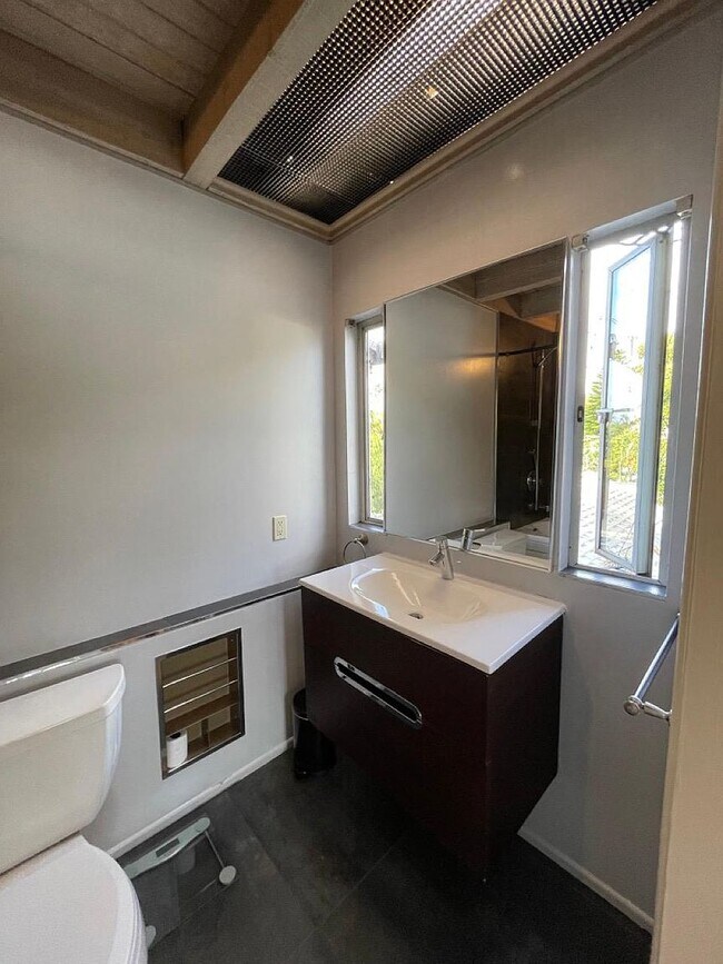 Building Photo - 610 Venezia Ave