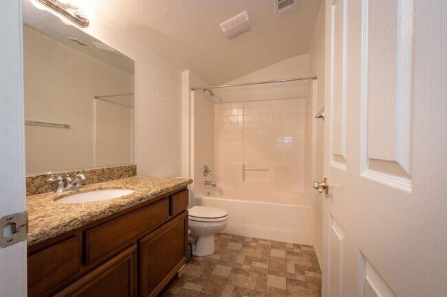 Building Photo - 4 Bed Home for Rent Palmdale CA 93551
