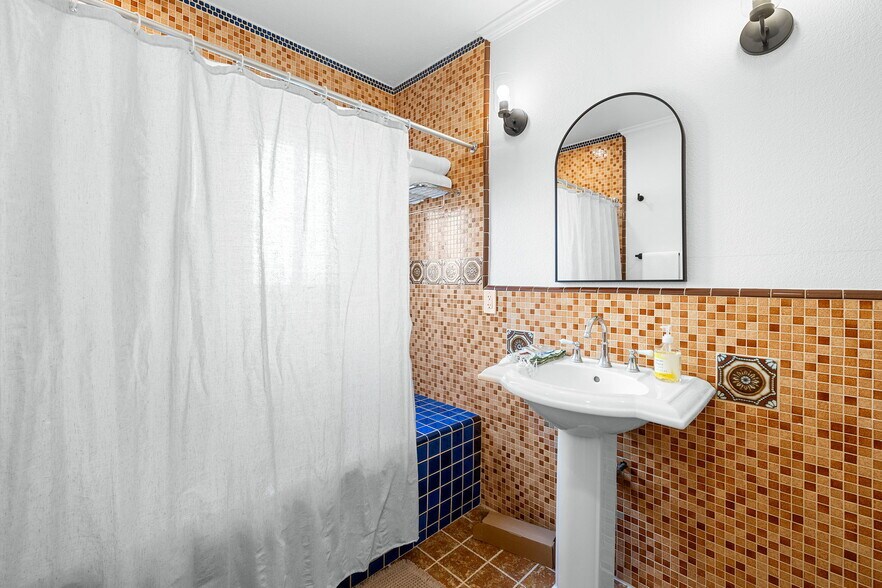 Building Photo - 3758 Gaviota Ave