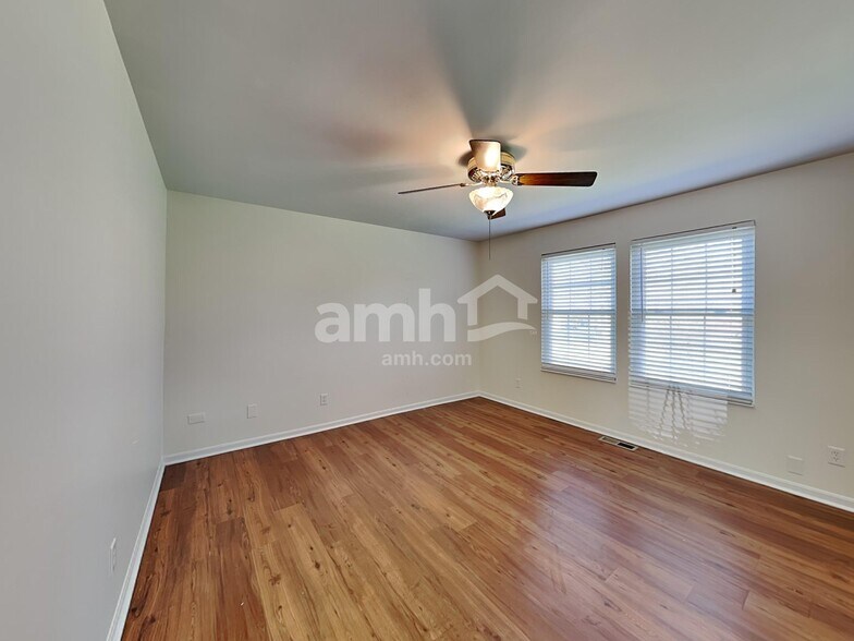 Building Photo - 2211 Siesta Dr