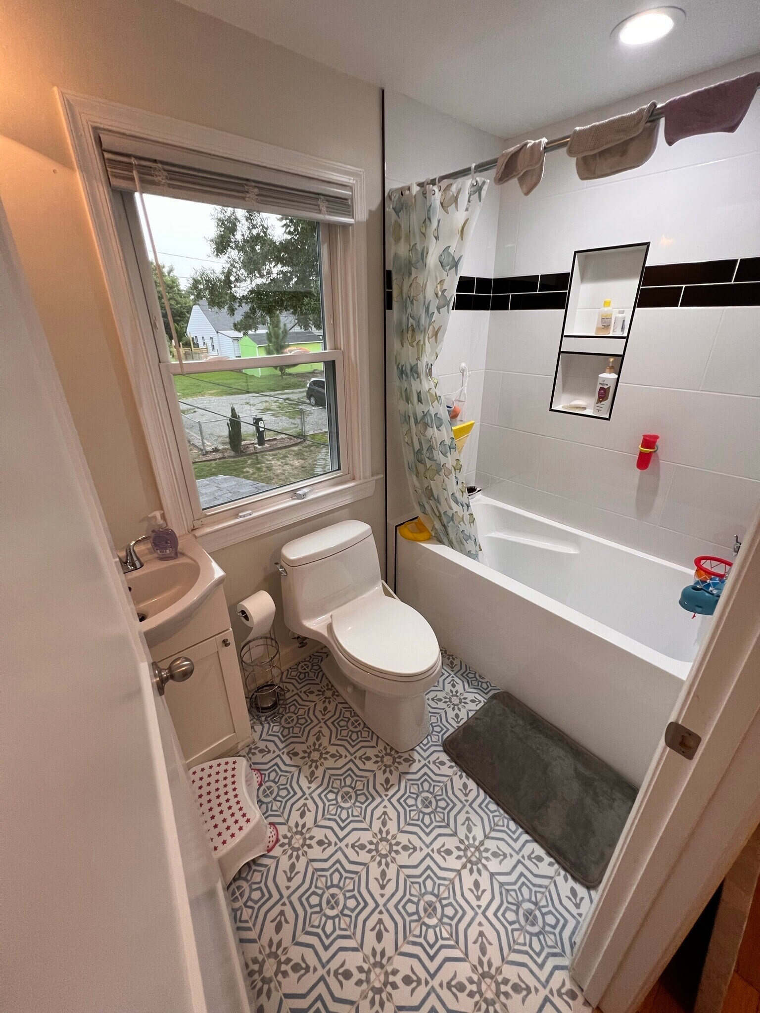 Upstairs bathroom - 3221 Douglasdale Rd