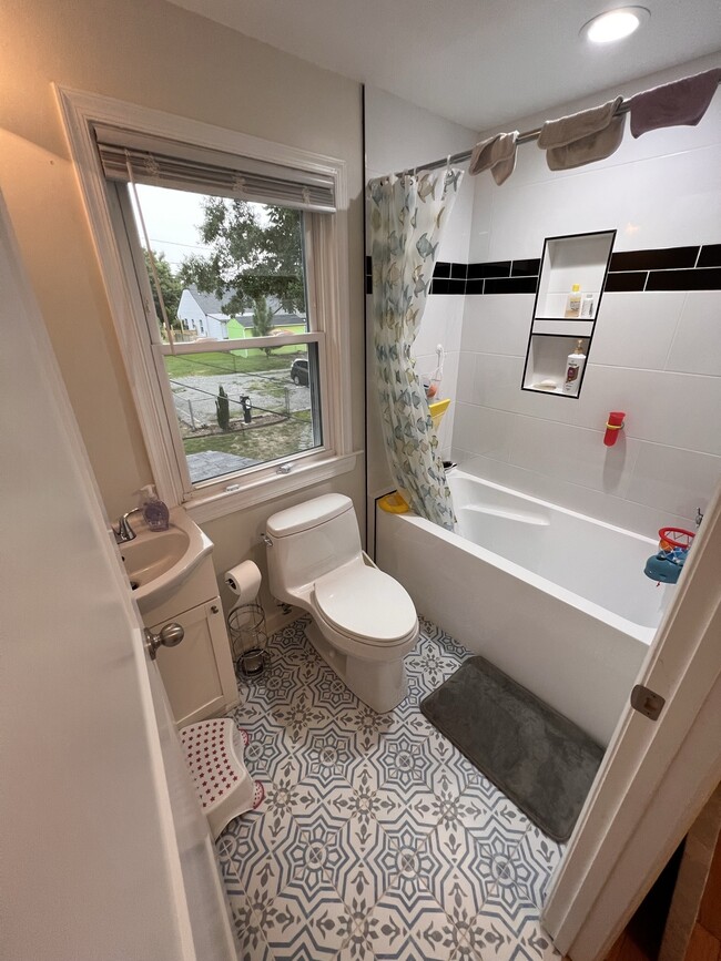 Upstairs bathroom - 3221 Douglasdale Rd