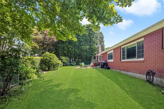 Building Photo - 288 Green End Ave