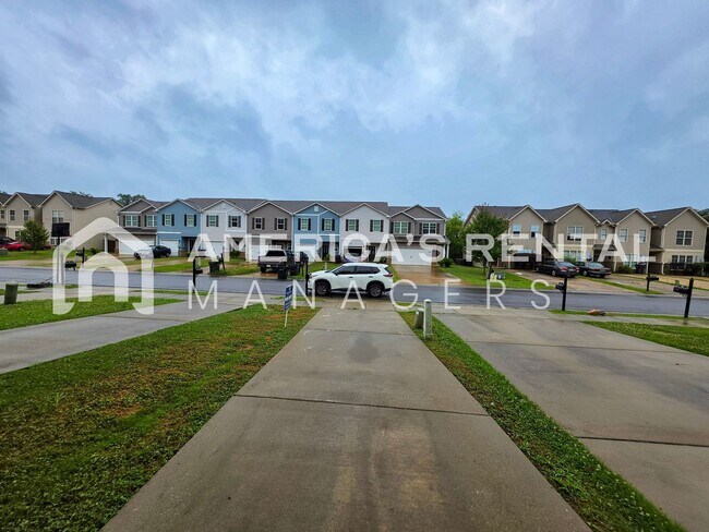 Building Photo - Modern Living in The Heights!