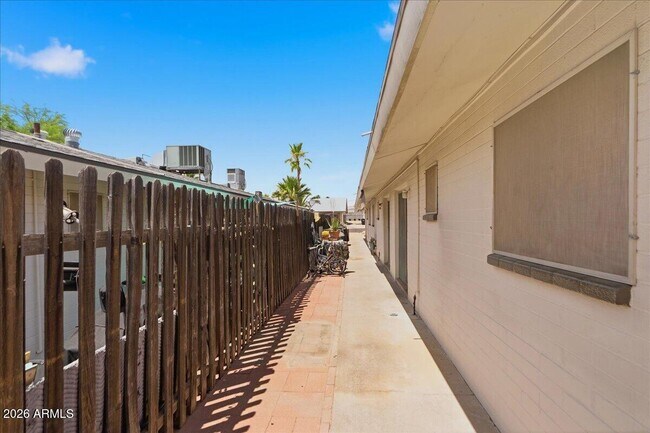 Building Photo - 1321 E Carol Ave