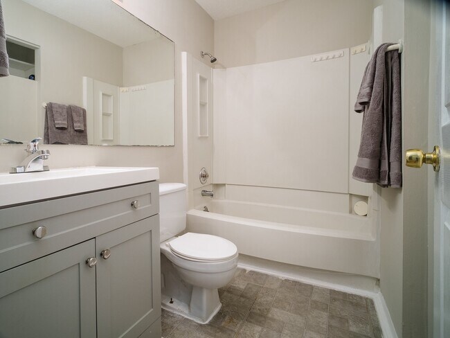 Building Photo - 2609 Eastway Dr