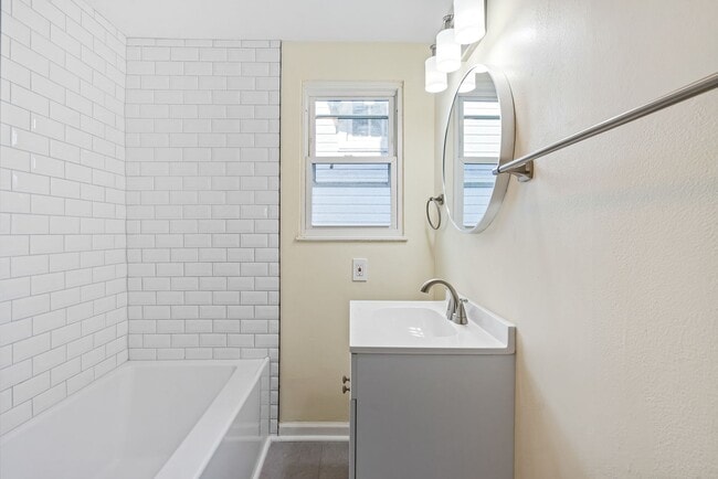 Building Photo - Newly Remodeled 2 Bedroom, 1 Bathroom in A...
