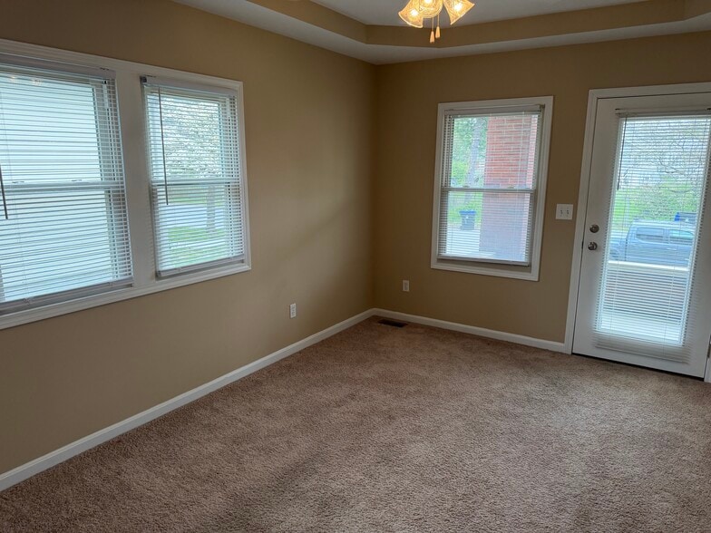 Building Photo - 318 W Kenwood Way