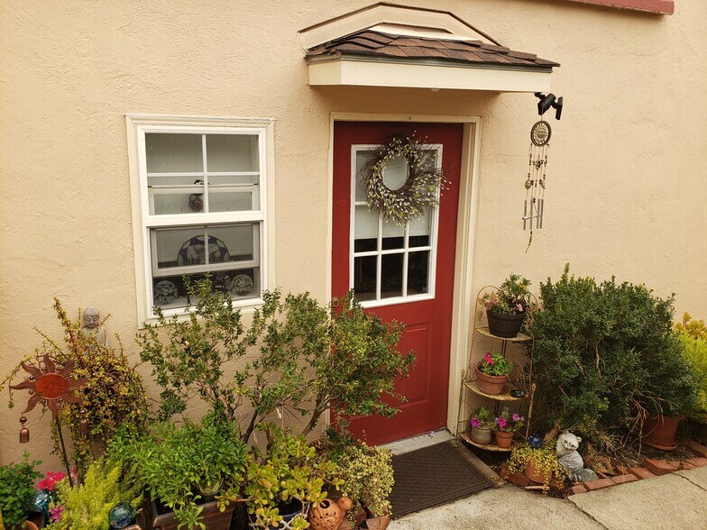 Private entry - 131 Laurel Pl