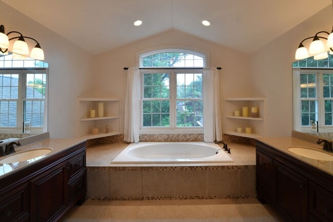 Building Photo - Kirkwood 5 bedroom / 3 full bathroom home