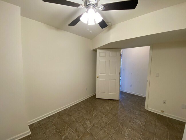 Building Photo - West AVL - Spacious Home in Scenic Bluff Subdivision