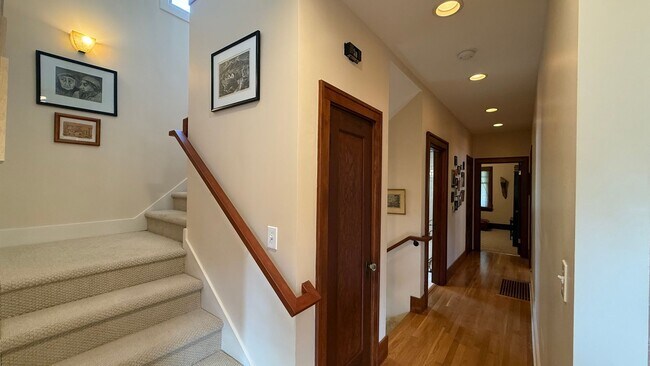 Building Photo - Beautiful Fully Furnished Home in Close-In...