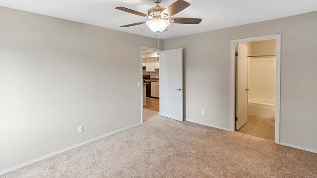 Building Photo - 1613 Lyndhurst Dr