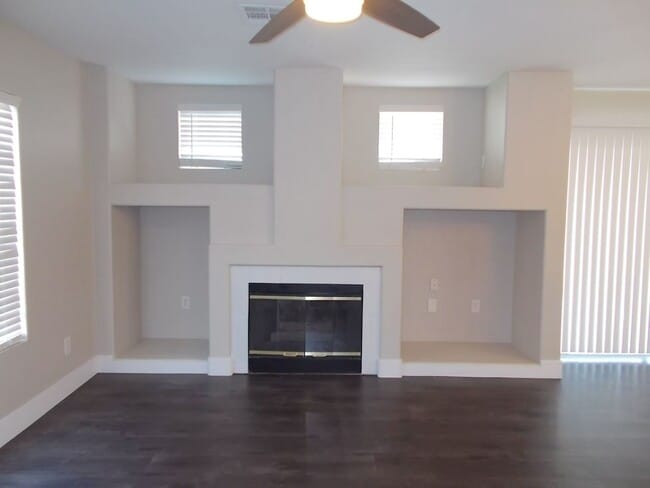 Building Photo - Desirable Move-In Ready Home with Loft, Fireplace & Oversized Garage