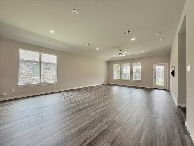 Building Photo - 14273 Lake Lodge Dr