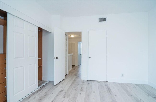 Building Photo - 16637 Hemingway Dr