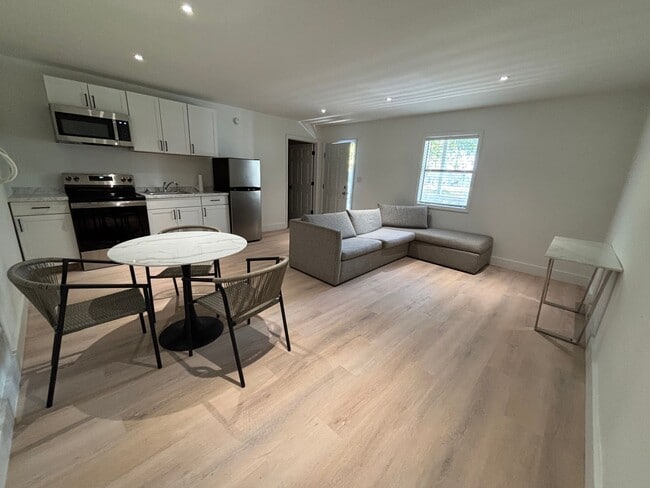 Building Photo - 1 Bedroom Available now!