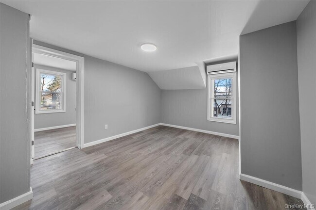 Building Photo - 45 1/2 Sussex St