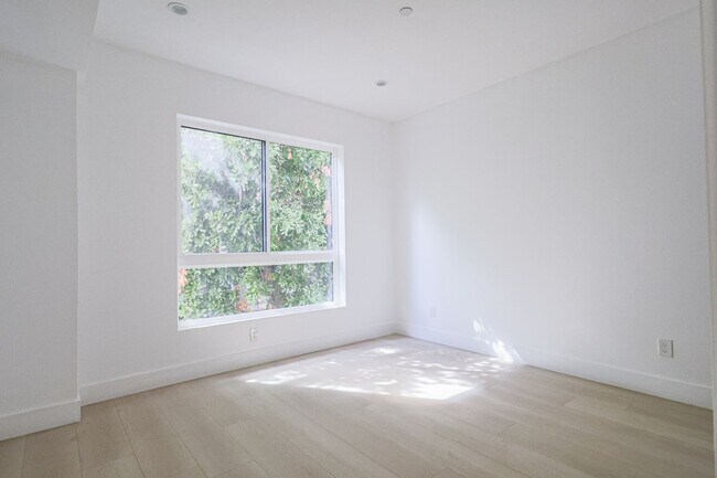 Building Photo - NEW CONSTRUCTION LUXURY 4 BED TOWNHOMES WITH ROOF DECKS