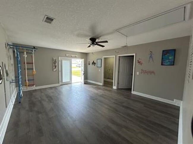 Building Photo - FALL MOVE-IN SPECIAL: $500 OFF 1st MONTH'S...