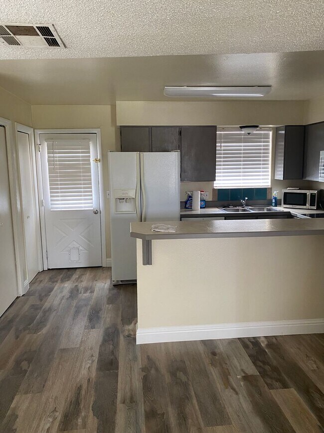 Building Photo - 2 Bedroom 1.5 Bathroom Townhome in Dixie Downs!