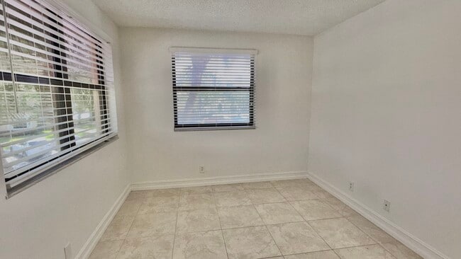 Building Photo - 501 Racquet Club Rd