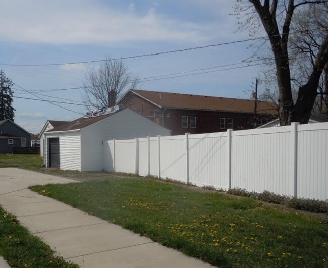 Building Photo - Three Bedroom Home w/Large Kitchen, Oversi...