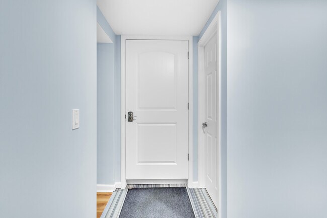 Building Photo - 2112 N Sawyer Ave